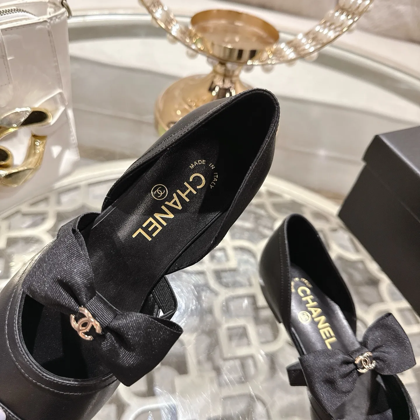 👟👟Ex-factory price 560👟👟 Leather surface [purchasing-grade quality] CHANEL Xiaoxiang 25/A new summer bow-tie shoes 💃 This pair of loafers is really breathtakingly beautiful! Made of cowhide fabric + imported mesh, every detail exudes a sense of high-end ~ classic bow design, Italian genuine leather sole, comfortable and classy on the feet, a perfect must-have for fairies!  🌟 All counters are from the same source! All materials are customized according to the original 1:1, and are developed and patterned from genuine products. The quality is absolutely assured ~ a classic that must be bought every year, a versatile artifact that looks great whether paired with skirts or jeans!  💖 The perfect finishing touch for summer outfits, sisters, just do it! 👉 Fabric: Imported sheepskin Lining: Imported sheepskin Outsole: Private molded outsole Code number: 35-40 (41 customized, non-returnable) Leather surface